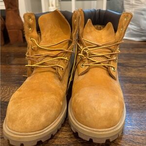 I’m selling these Timberlands, only worn twice. They are size men’s 6 1/2.